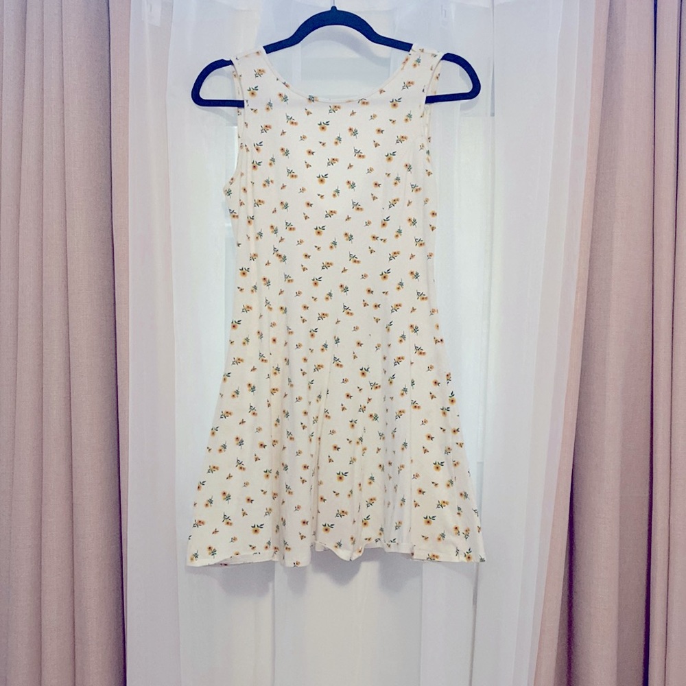 Forever 21. Floral dress. Cinched waist. Flows bottom.Good condition.